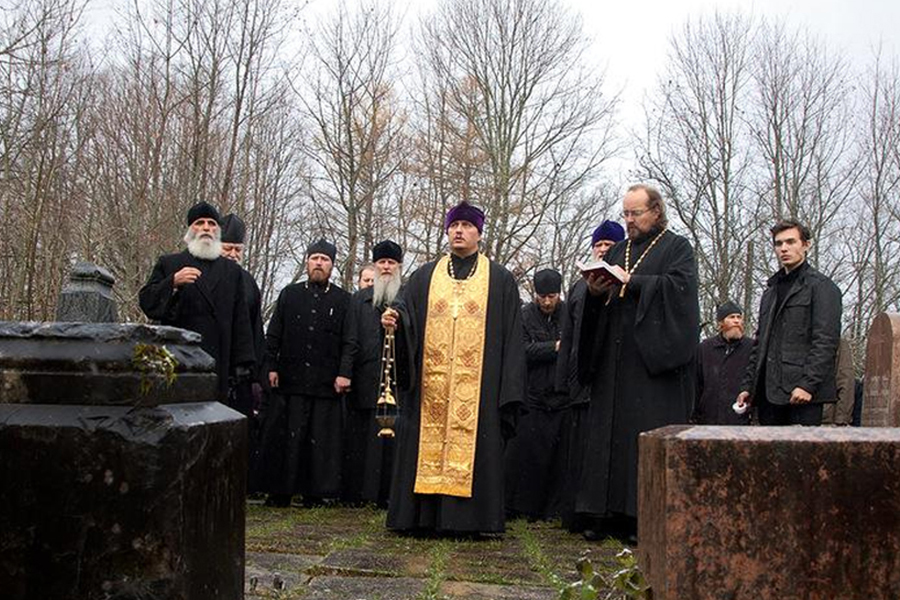 У могилы Рачинского 2012